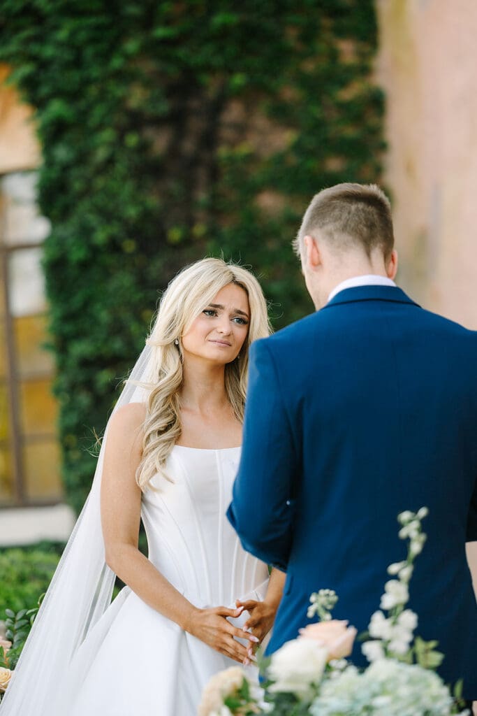 outdoor wedding ceremony at The Howey Mansion captured by Jennifer Holly Photography