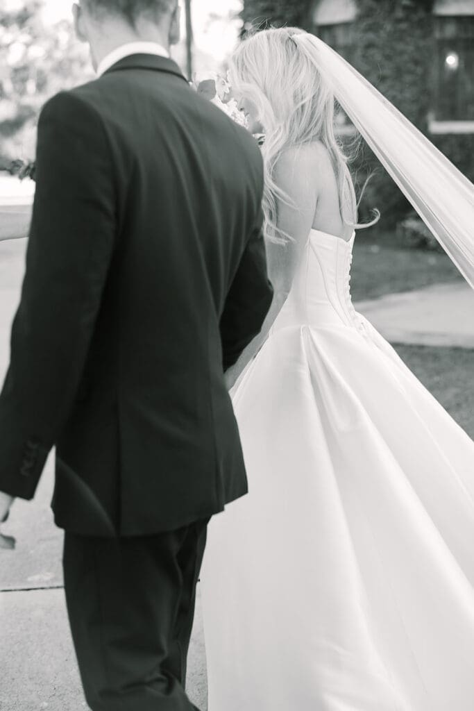 outdoor wedding ceremony at The Howey Mansion captured by Jennifer Holly Photography