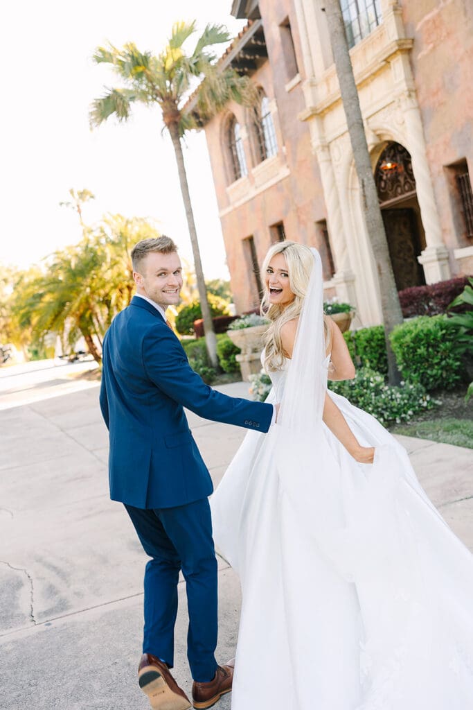 outdoor wedding ceremony at The Howey Mansion captured by Jennifer Holly Photography