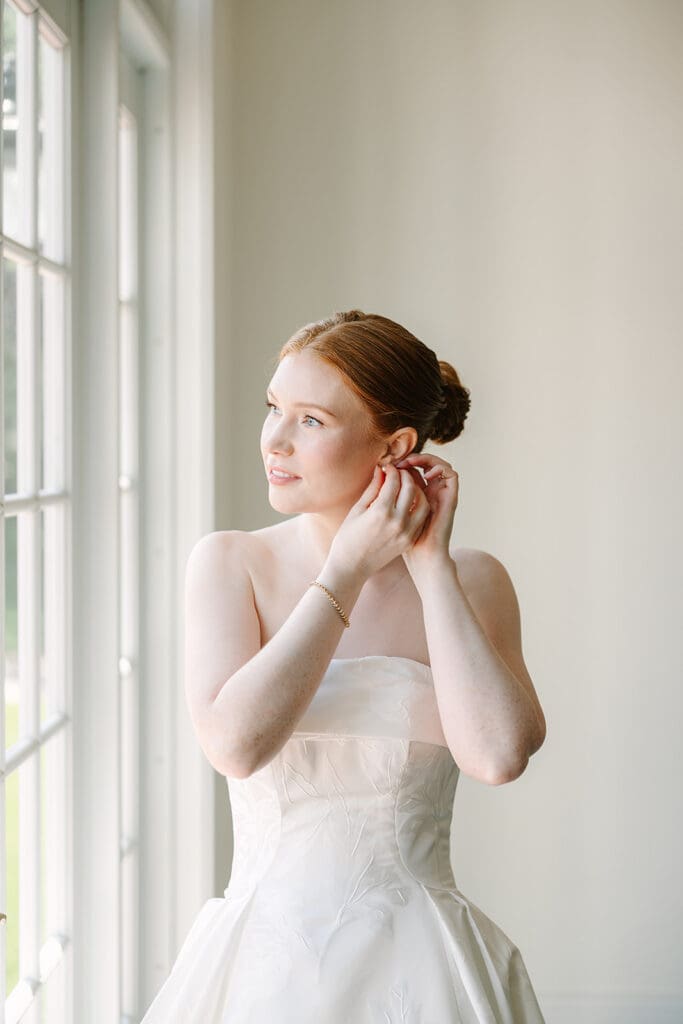 bride getting ready at Florida mansion wedding venue, Luxmore Grande Estate, captured by Jennifer Holly Photography